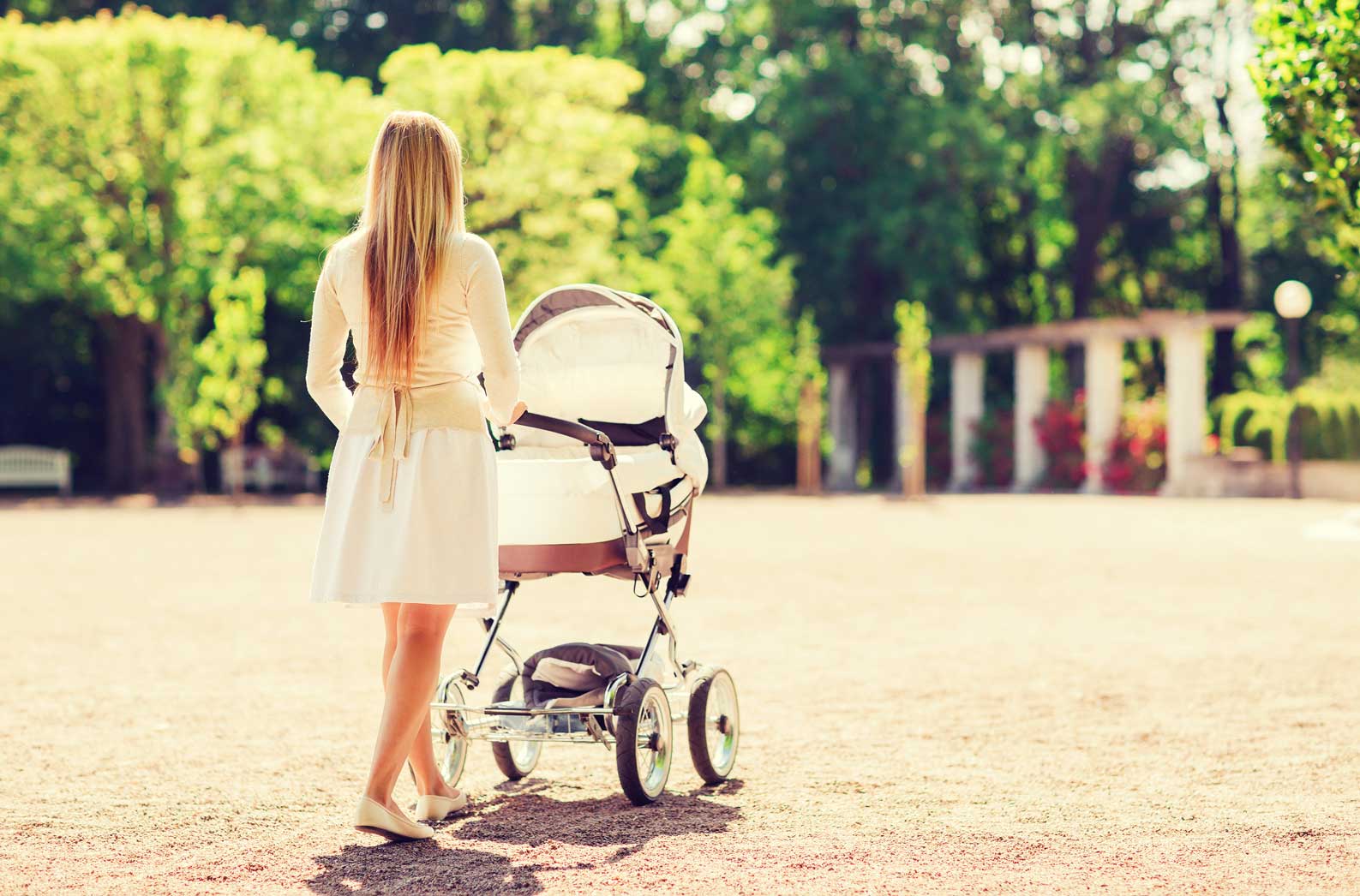 Mama und Baby mit Kinderwagen