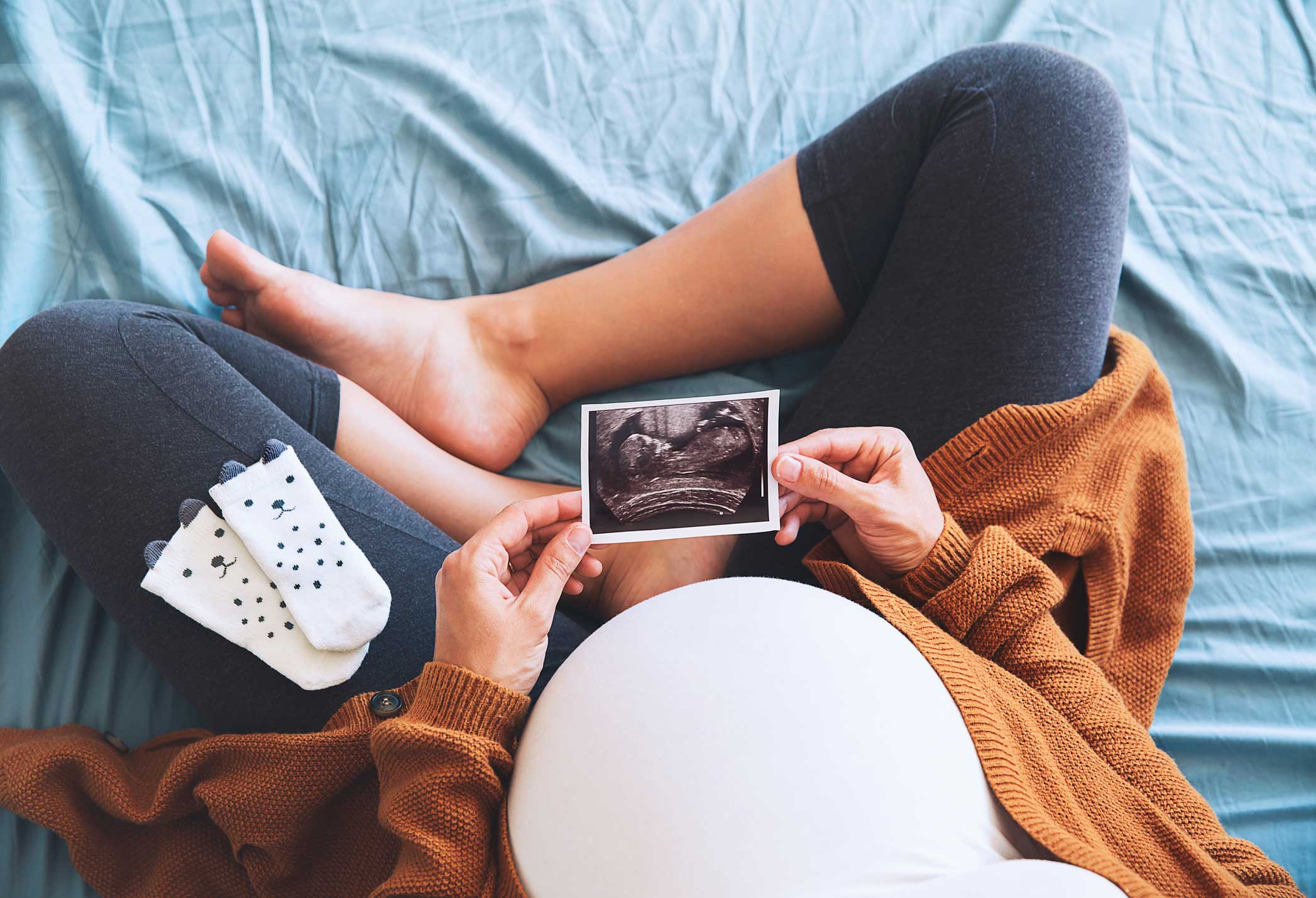 Werdende Mama mit Ultraschallfoto